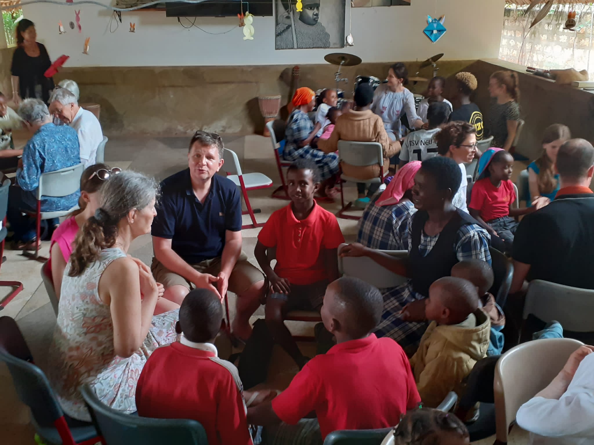 Gesprächsrunde mit kenianischen Kindern