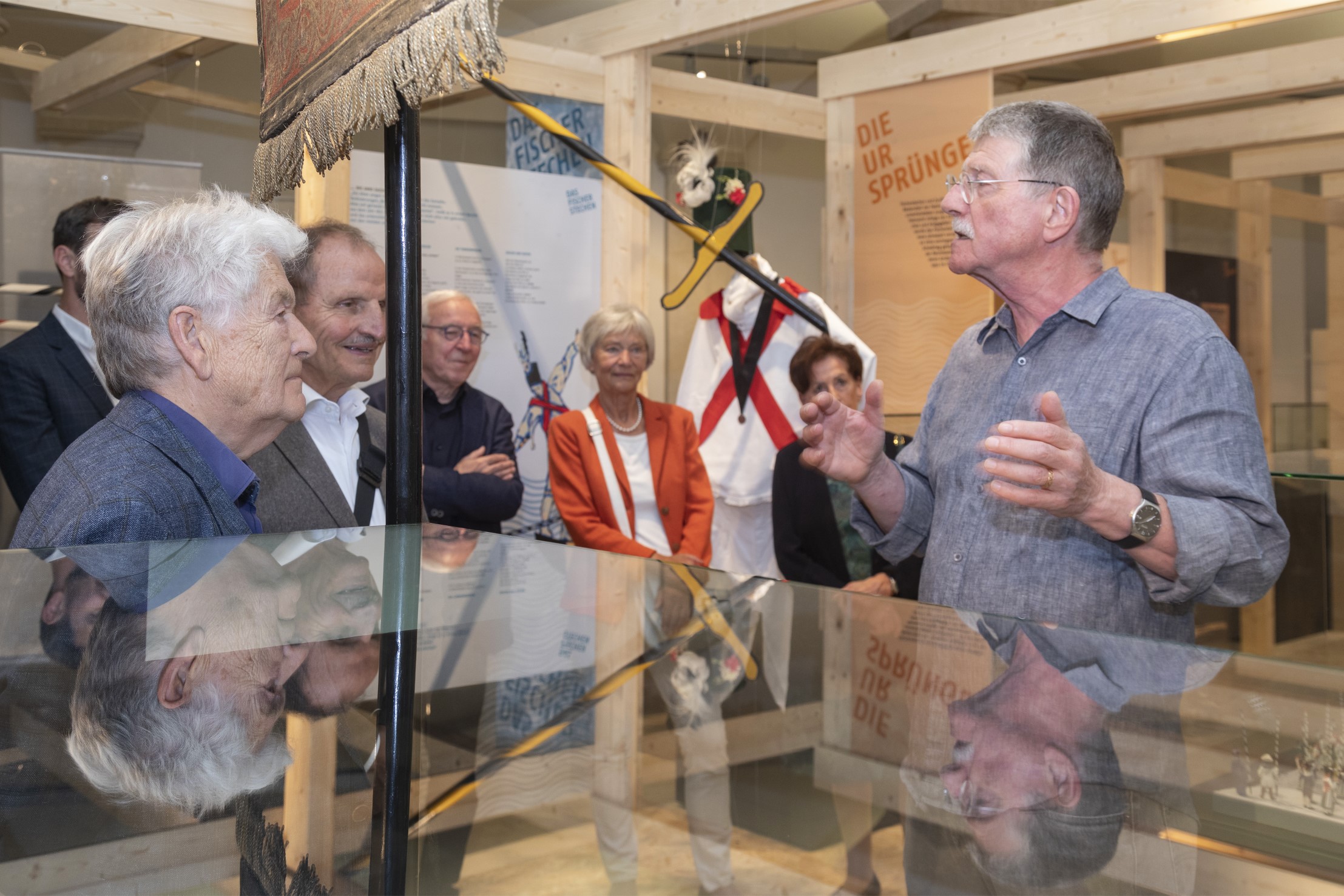 Dr. Petershagen führt durch die Ausstellung